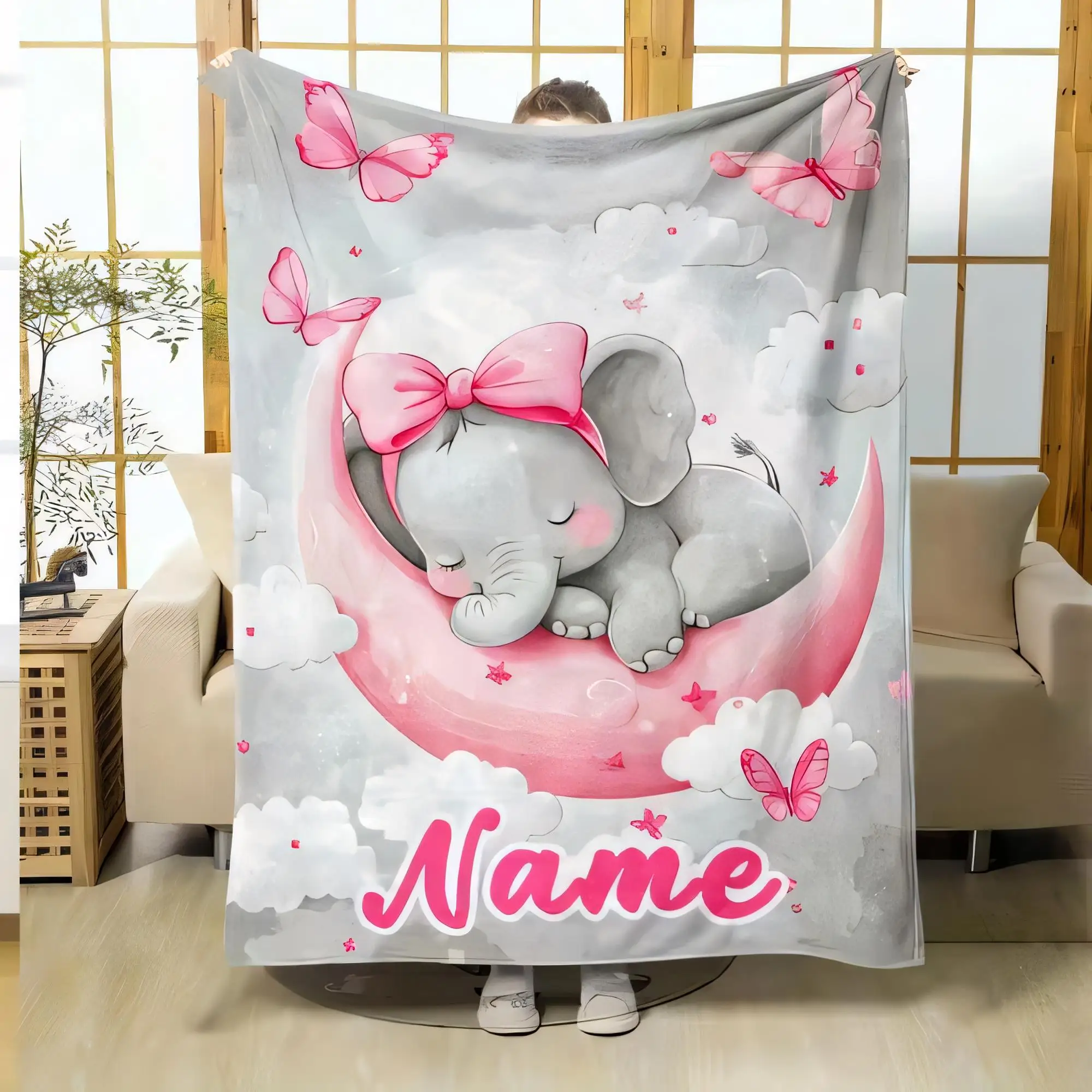 Niedliche graue Baby-Elefant-Decke mit rosa Schleife auf Halbmond, weicher hellgrauer Überwurf für Kinderzimmer, bezaubernde Wolken und Schmetterlinge Image