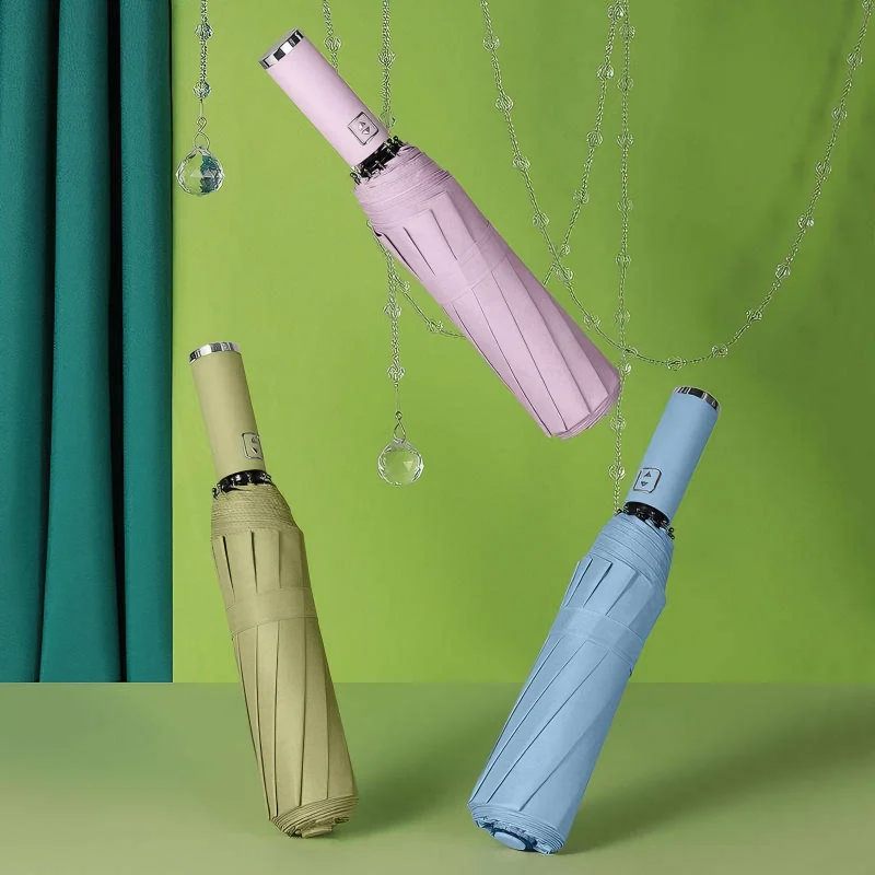 Klassischer vollautomatischer dreifach faltbarer Regenschirm, 10-Knochen-Sonnenschutz, schwarze Gummibeschichtung, langlebiges und stilvolles Design Image