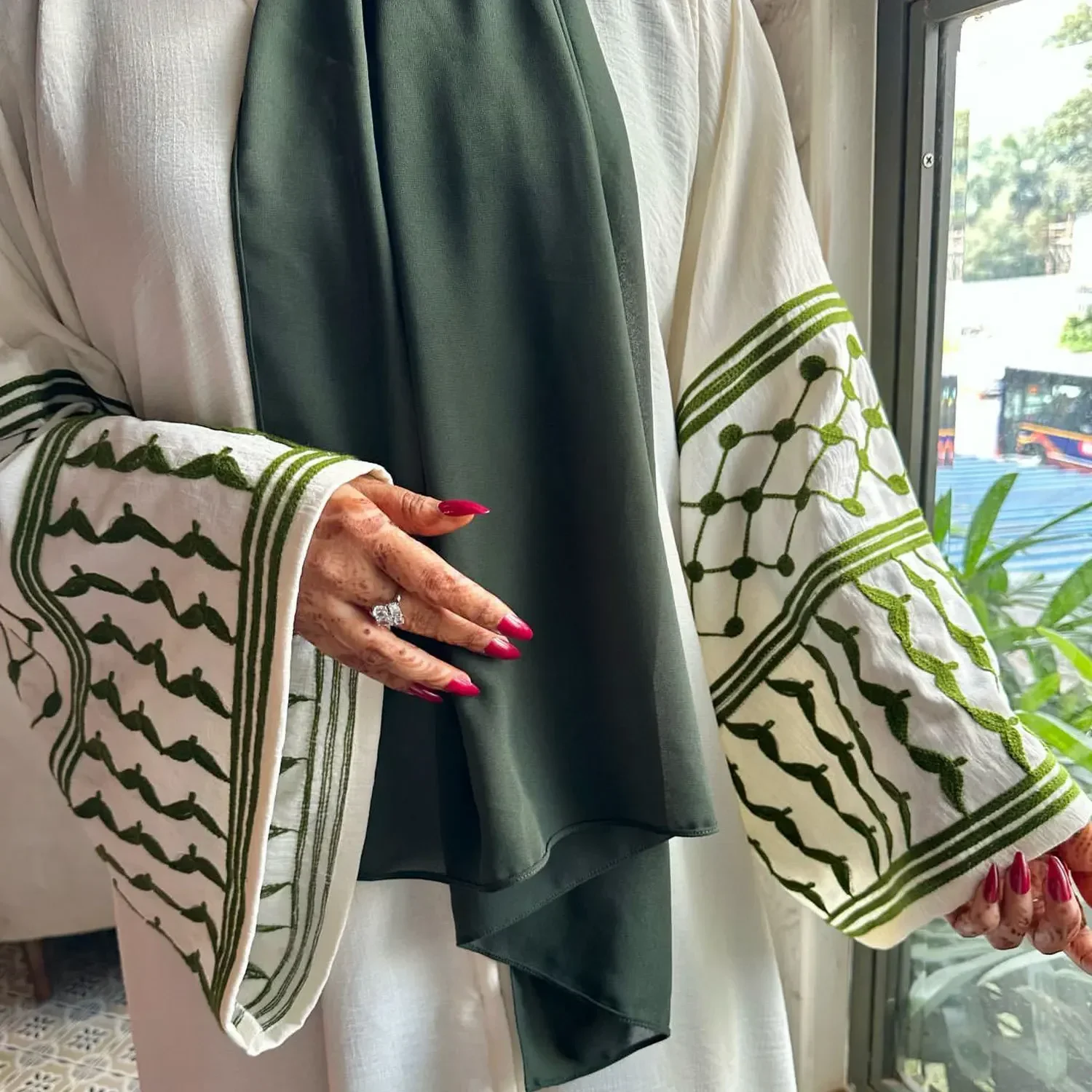 Weißer offener Abaya-Kimono mit Keffiyeh-Stickerei, muslimische Abayas für Frauen, Dubai, luxuriöse islamische Kleidung, Kaftan, Hijab-Kleid, Ramadan, Eid Image