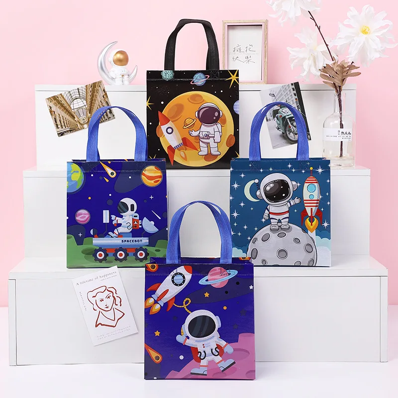 4 Stück Cartoon Raum Astronaut Thema Vlies Einkaufstasche Geschenk verpackung Handtasche für Geburtstag Baby party Party Dekoration Image