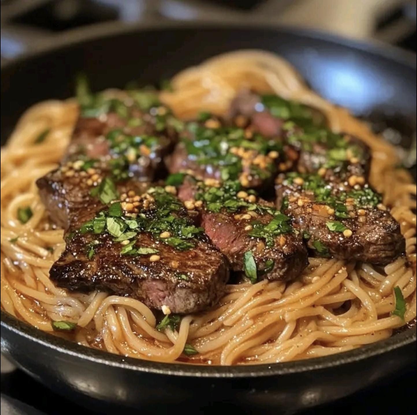 La migliore ricetta per i noodles con bistecca al burro e aglio, ricetta facile, ricetta stampabile in PDF, ricetta fatta in casa da scaricare