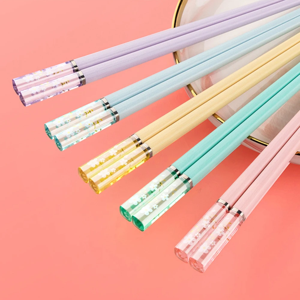 5-teiliges japanisches Essstäbchen-Set, rutschfest, Sushi-Essstäbchen-Set, chinesische, umweltfreundliche, wiederverwendbare Essstäbchen mit bernsteinfarbenem Sakura-Muster für die Küche Image