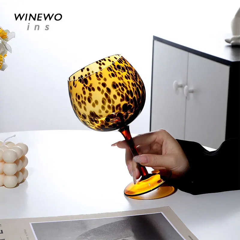 Kreatives handgefertigtes Kristall-Rotweinglas mit bernsteinfarbenem Leopardenmuster – Kunst-Apfelbecher für Whisky-Trinkgeschirr, burgunderroter Bordeaux-Becher Image