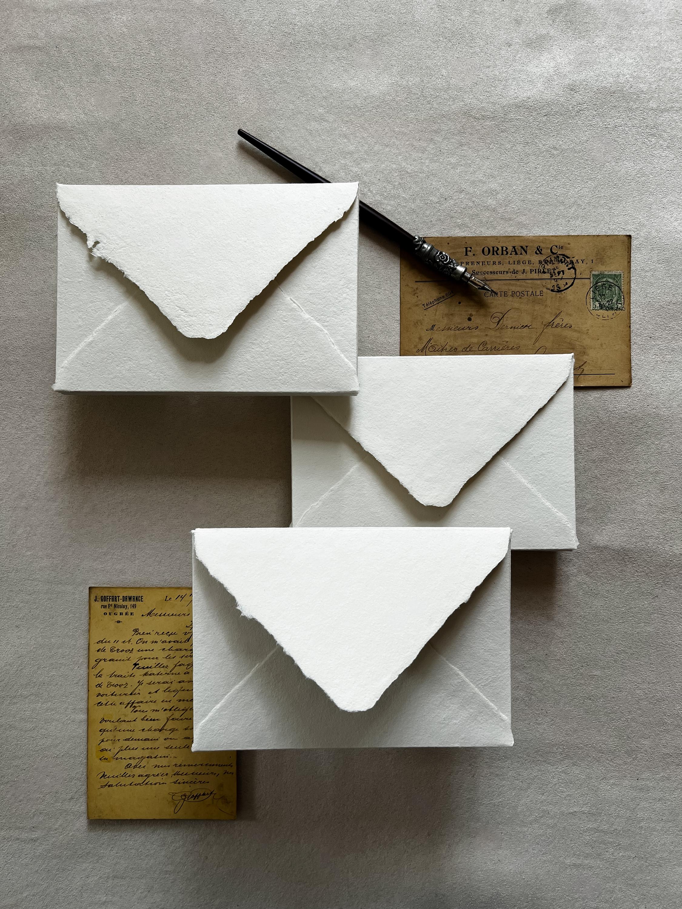 "Buste fatte a mano in carta meringa DIN C6 * 11,5 x 16 cm (4,53\" x 6,3\") * 10 pezzi * Carta di cotone con bordo frastagliato * Bianco sporco"