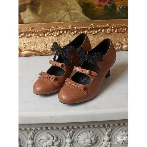 Viktorianische Mary Janes für Damen – elegante Retro-Pumps im edwardianischen Stil mit dreifachen Schleifenriemen und Spitzenband für Vintage-Hochzeiten und Teepartys. historische Kostüme Image