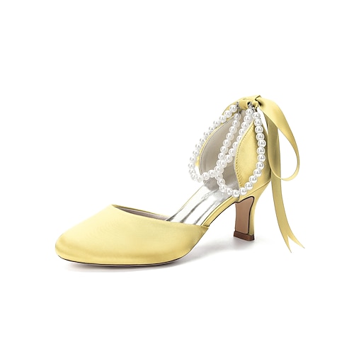 Elegante champagnerfarbene Brautschuhe mit niedrigem Absatz und Perlen-Schleife für ältere Bräute bei Hochzeiten in der Stadt Image