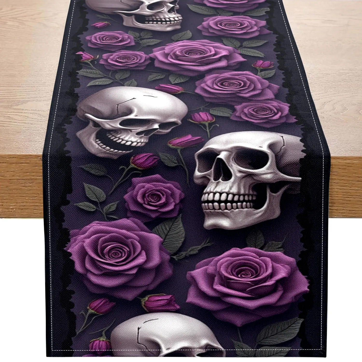 1-teiliger Tischläufer im dunklen Gothic-Stil, verziert mit lila Rosen, Totenkopfköpfen und Zweigblattmustern, geeignet für Halloween-Partys und Gothic-Dekorationen