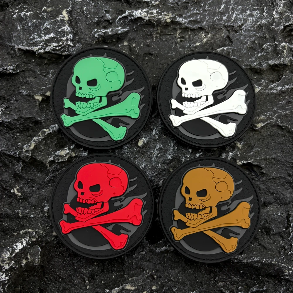 Ein PVC-Totenkopf-Patch mit Leuchteffekt im Dunkeln, mit Klettverschluss auf der Rückseite, geeignet für Taschen, Rucksäcke, Westen und Kleidungsdekoration. Image
