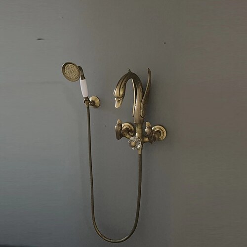 Vintage-Duscharmatur-Set aus Messing mit Handbrause, traditioneller Badewannenauslauf, Doppelgriff-Badewannenmischbatterie zur Wandmontage Image