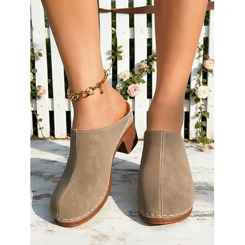 Blaue, lässige Gartenclogs für Damen, bequeme Slipper mit Blockabsatz für Gartenarbeit und Freizeit auf dem Land. Alltagskleidung Image