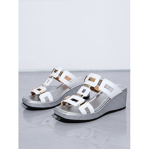 Weiße Keilsandalen mit Cut-out und silberner Metallic-Sohle – moderne Slipper für Outdoor-Resorts und den Sommerurlaub Image