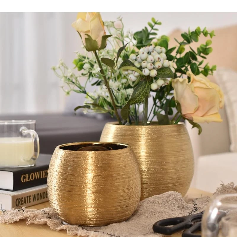Goldene gebürstete Keramik-Blumentöpfe, dekorative runde vergoldete Vase, Pflanzenarrangement, Porzellanvasen, nordische Heimdekoration Image