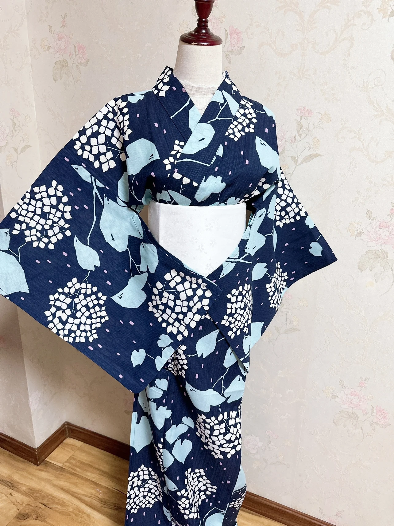 Japanischer Yukata-Kimono für Damen – traditionelle Baumwolle, fotografiefertig, traditionelles Design, viele Farben Image