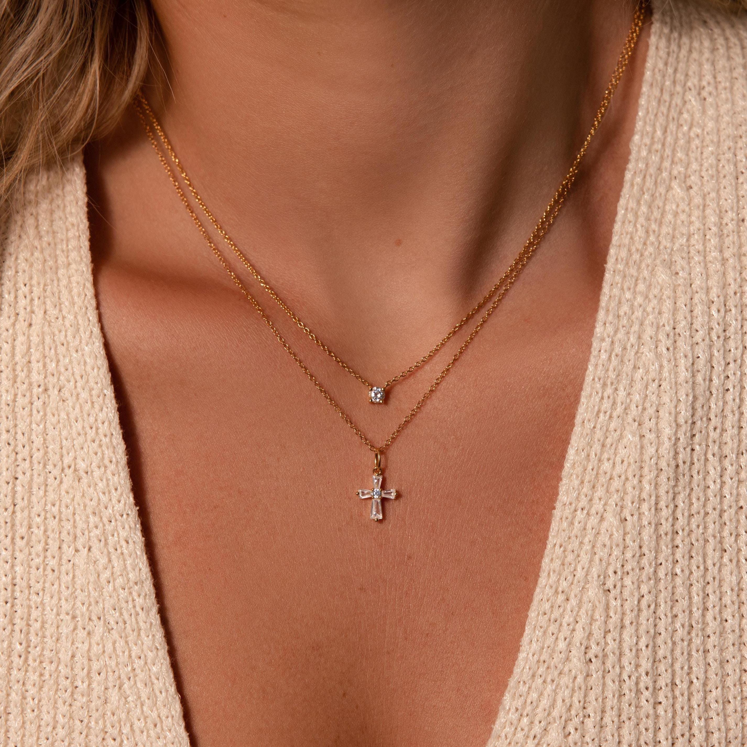 Collana con croce Art Déco di Caitlyn Minimalist * Collana con ciondolo a croce di diamanti * Collana con ciondolo delicato * Gioielli cattolici * Reg