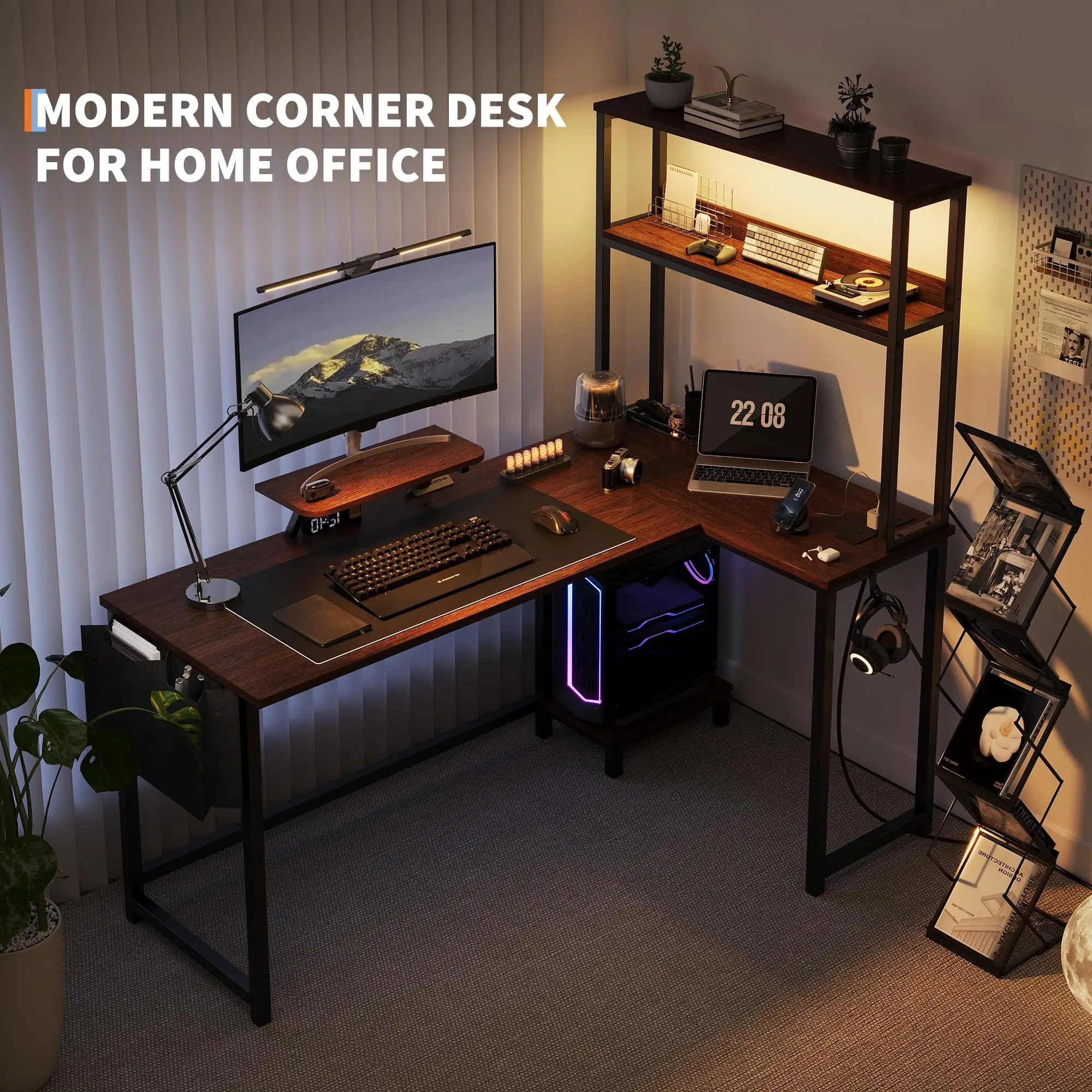 L-förmiger Gaming-Schreibtisch aus Holz mit LED-Beleuchtung & Steckdosen, RGB-Fernbedienung, 2 Ablagen, Aufbewahrungstasche & Monitorständer für Zuhause Image