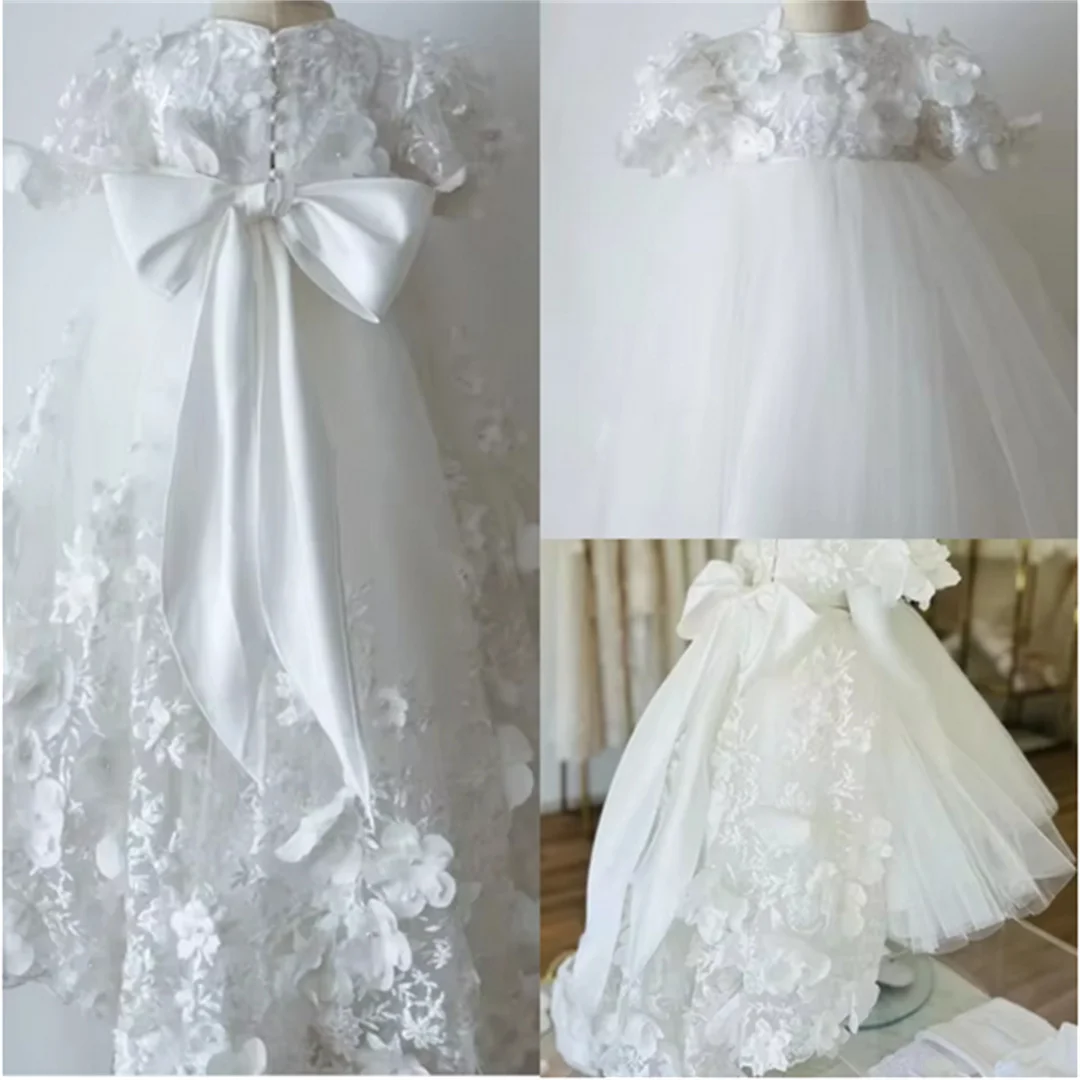 Weißes Taufkleid für kleine Kinder, individuelle Spitzenapplikationen, niedliche Erstkommunionkleider für Kleinkinder, Taufkleider für Kleinkinder Image