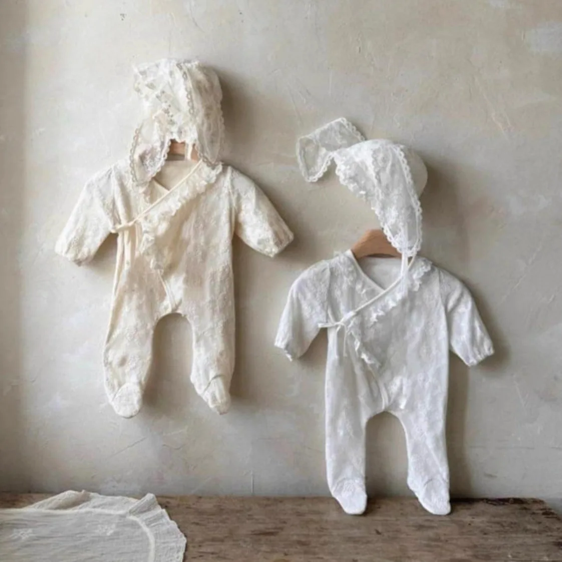 2026 frühjahr Neue Baby Mädchen Langarm Spitze Romper + Hut 2 stücke Set Nette Neugeborene Fotografie Kleidung Infant Mädchen prinzessin Overall Image