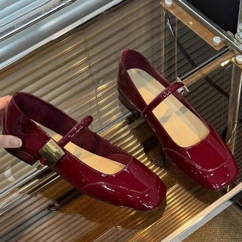 Damen Burgunderrote Lackleder Mary Jane Schuhe 2026 Neuheiten Eckige Spitze Niedriger Absatz Flache Bequeme Freizeitschuhe für L
