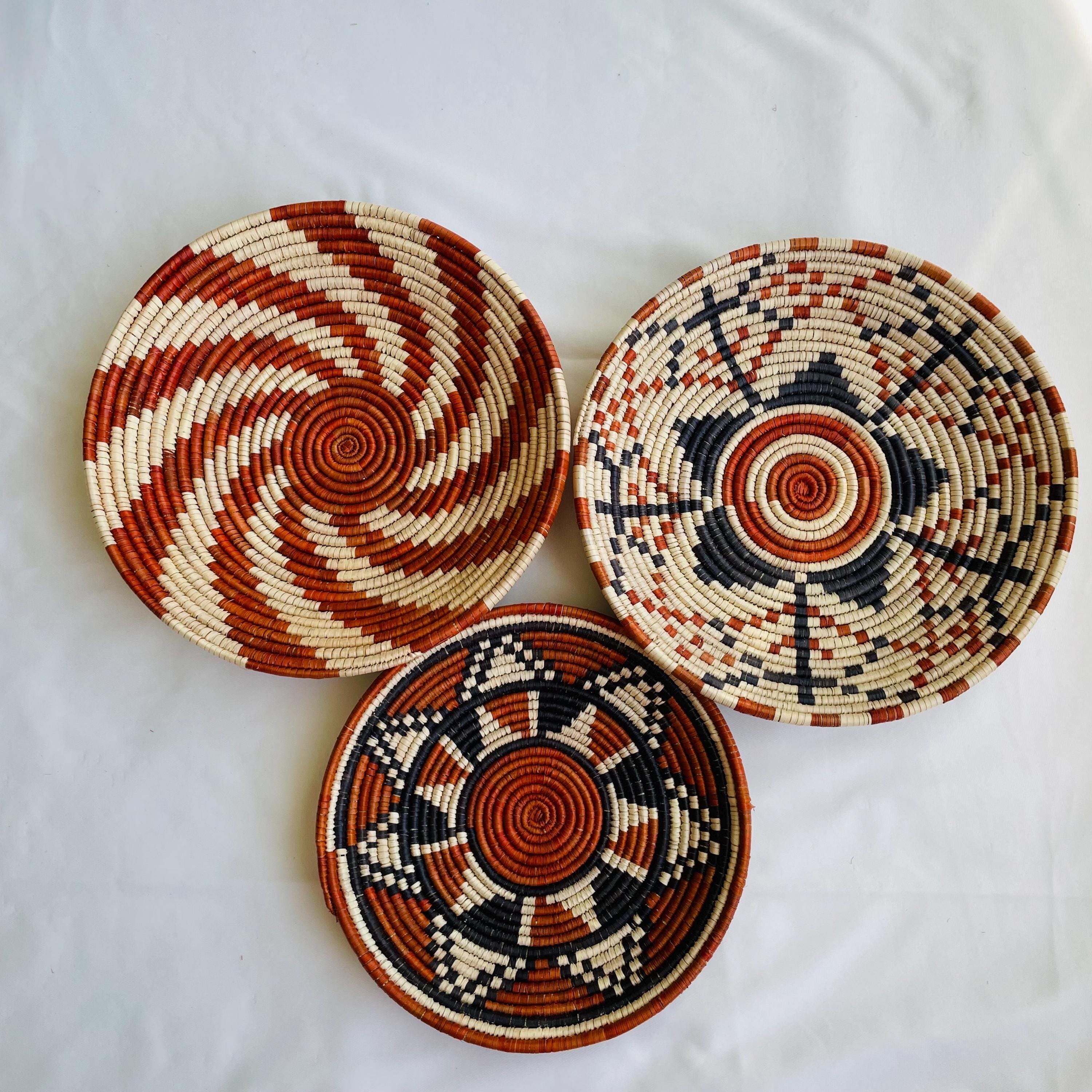Set di 3 cestini decorativi da parete intrecciati, set di cestini da parete boho, cestini da appendere alla parete intrecciati, cestini da parete rust
