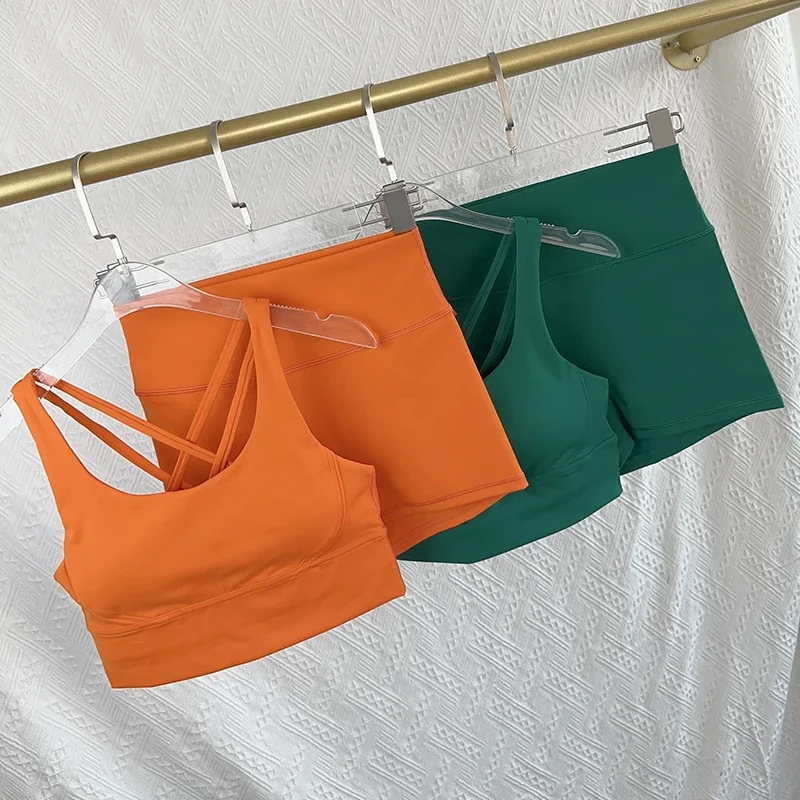 Ensemble 2 pièces de vêtements de sport et de yoga pour femme : Haut de sport dos croisé et short taille haute, idéal pour le fitness, la course et l'entraînement 