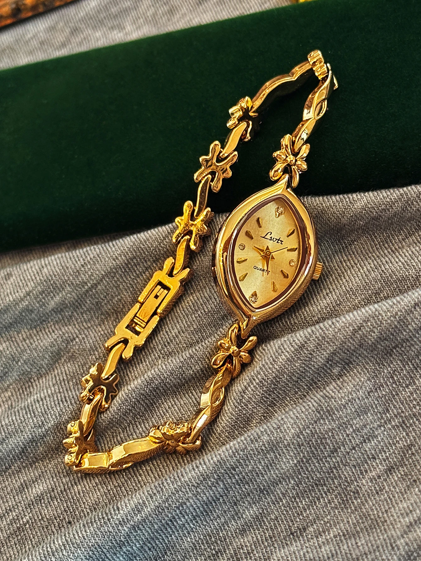 1-teilige neue Damenuhr im französischen Vintage-Gold mit kleinem Zifferblatt, modische, schlichte, elegante, kompakte, wasserdichte Damen-Quarzuhr im Armbandstil, geeignet für den täglichen Gebrauch, Image