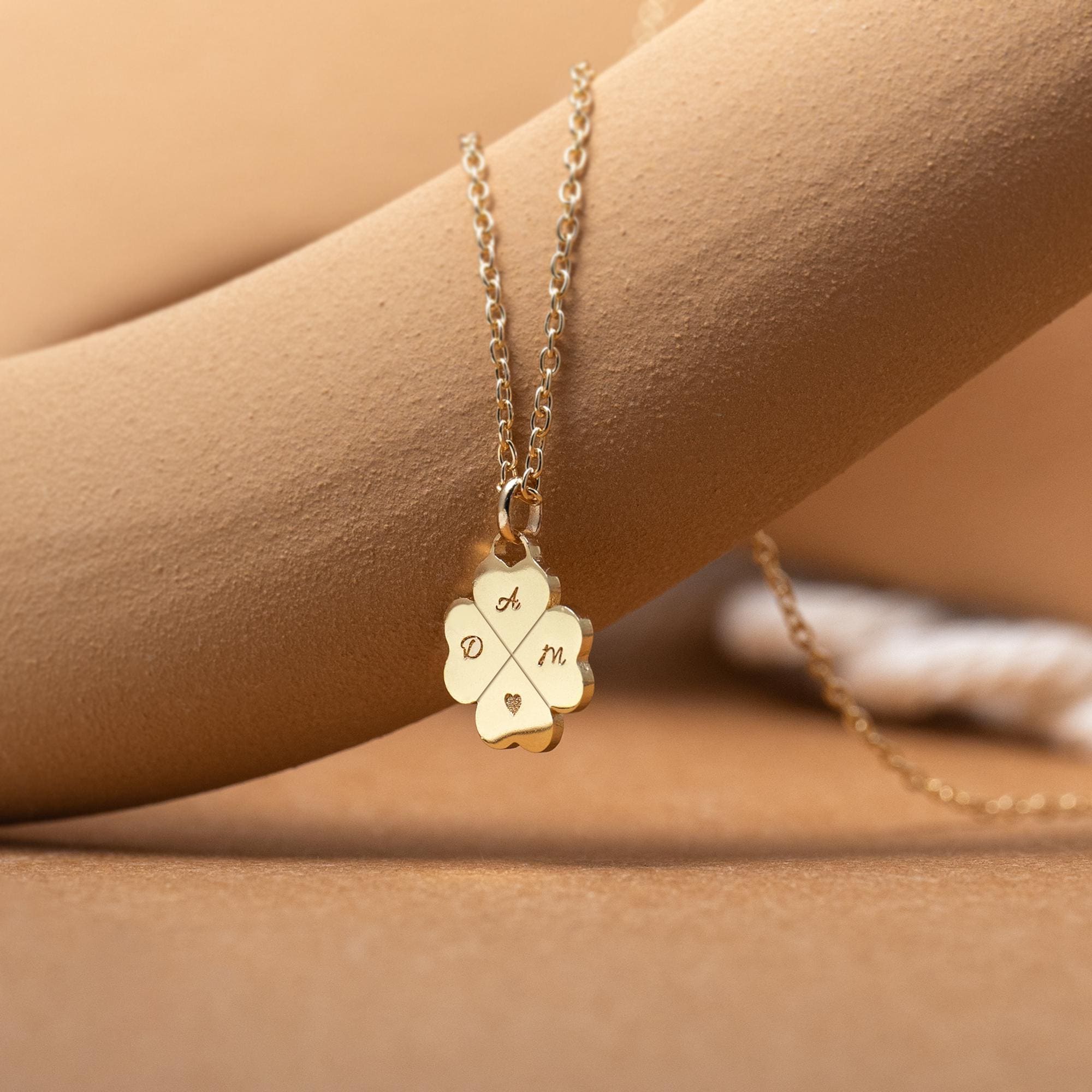 Collana con lettera incisa personalizzata, collana con ciondolo a quadrifoglio personalizzato, piccola collana con iniziale e cuore, gioielli regalo p