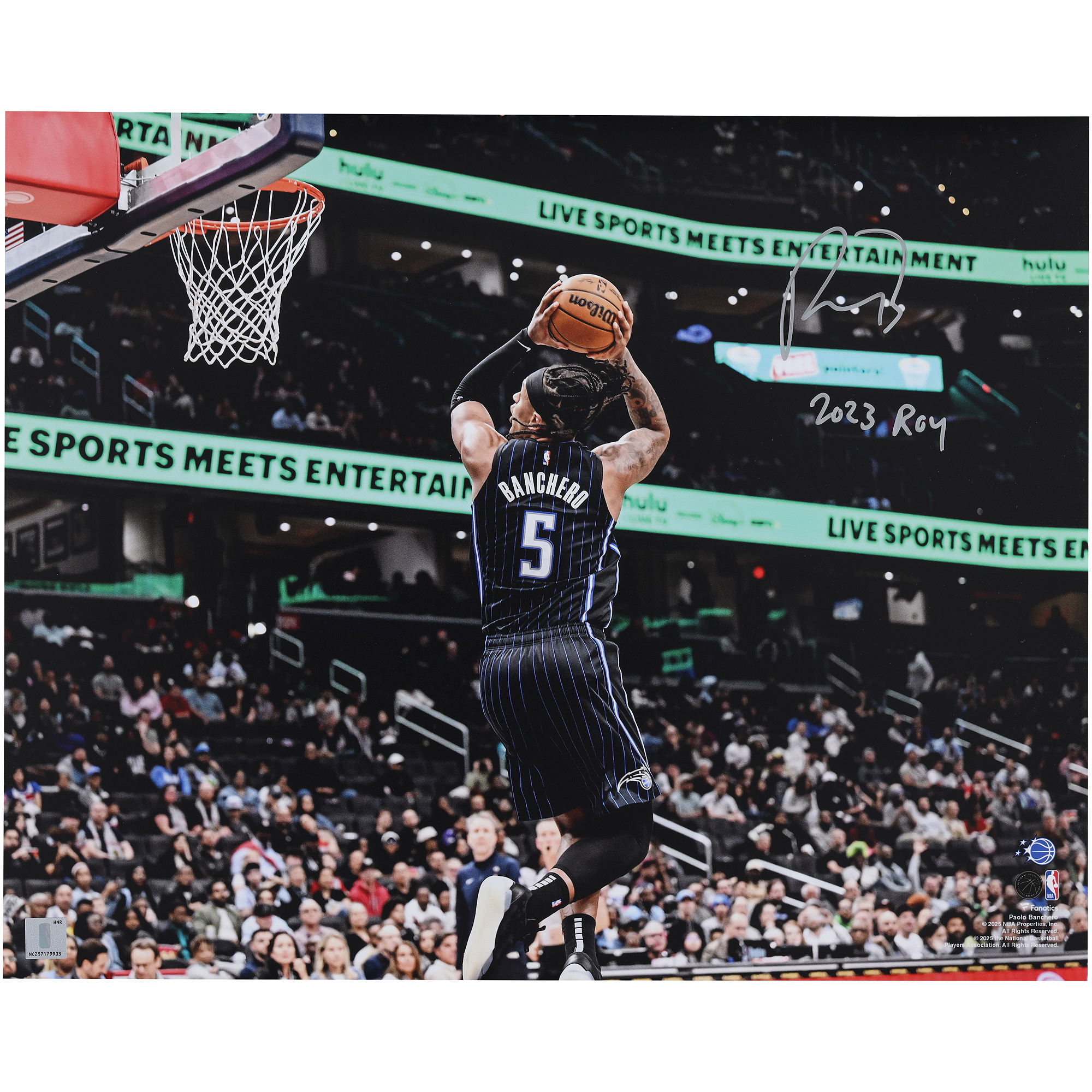"Signiertes 16" x 20" großes Foto von Paolo Banchero (Orlando Magic) nach seinem Dunk gegen die Wizards mit der Inschrift „2023 ROY“." Image