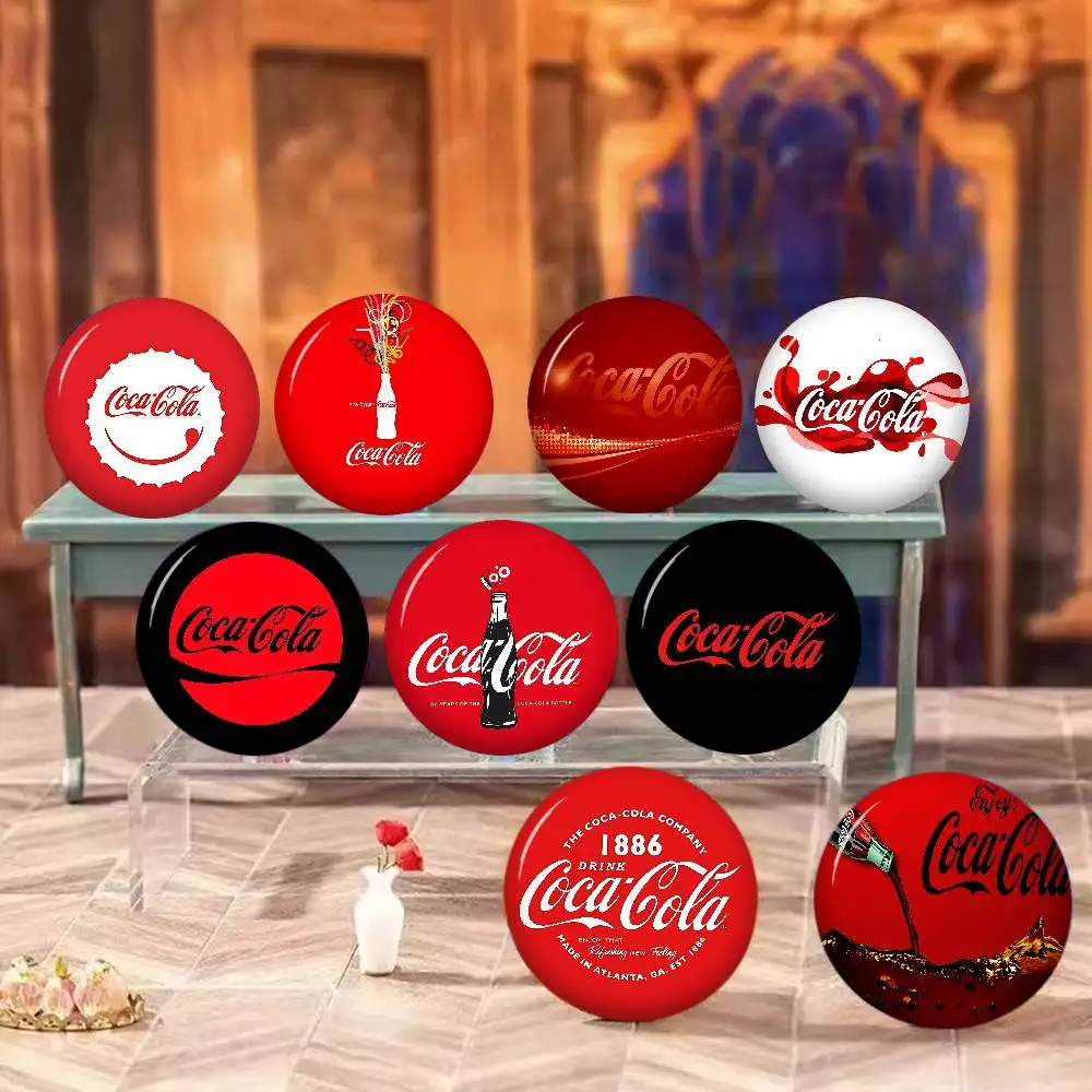 C-Coca C-cola Vintage Logo 58mm Niedliche Serie Anstecknadeln Lustige Abzeichen Interessante Cartoon-Tiere Broschen Rucksack Geschenk Accessoire