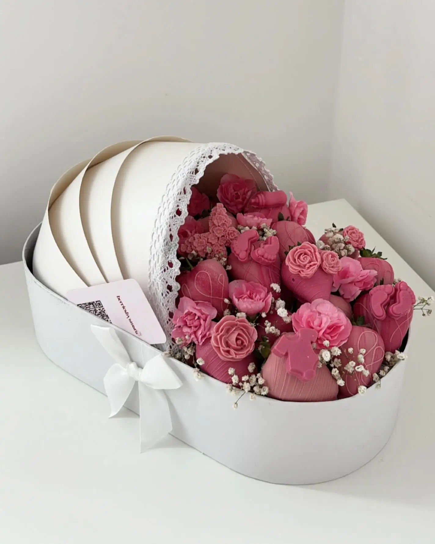 Baby-Shower-Geschenkkorb in Form eines Babybetts für süße Blumenarrangements Image