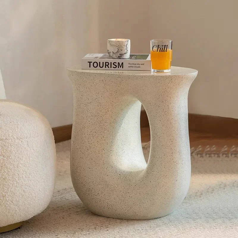 Kreativer geometrischer U-förmiger Beistelltisch – leichter, künstlerischer Couchtisch und Nachttisch, stehendes Akzentstück für Schlafzimmerdekoration