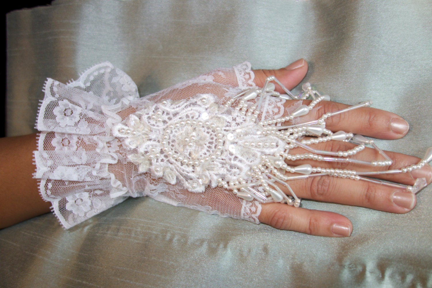 Guanti da sposa. Guanti da polso in pizzo decorato. Guanti da sposa in pizzo senza dita. Guanti corti in pizzo bianco con volant.