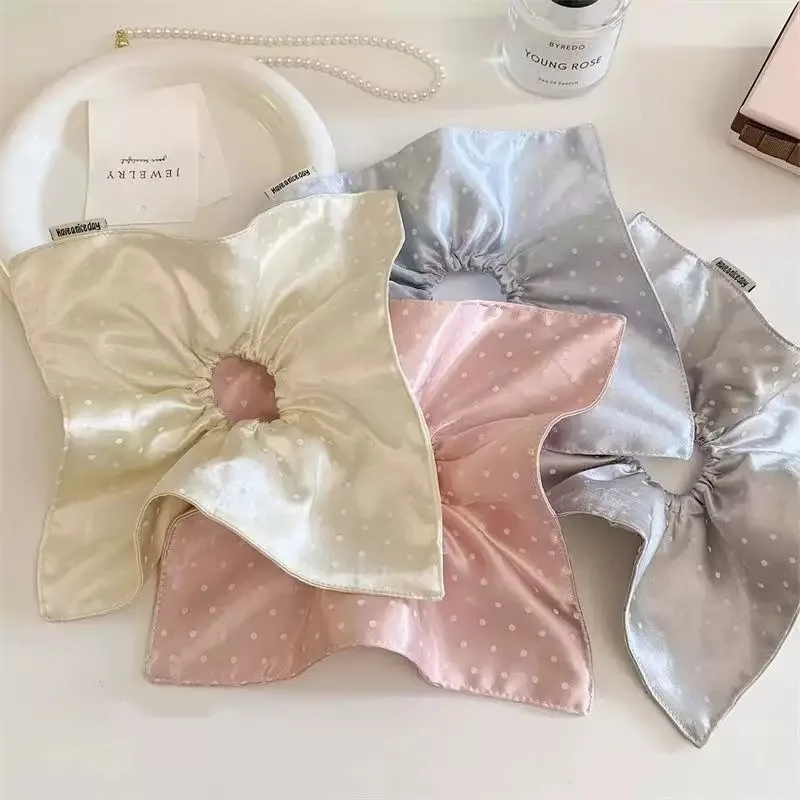 Polka Dot Satin-Haarschleife mit quadratischem Schal – ein elegantes und stilvolles Damen-Haaraccessoire, geeignet für den Alltag oder Partys Image