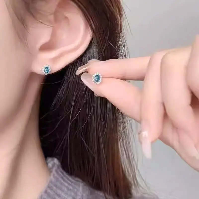 Huitan AA Kubikblaue Zirkon-Ohrstecker für Damen/Herren, exquisite Paar-Ohrstecker, ausgefallenes Jubiläumsgeschenk, silberne Mode Image