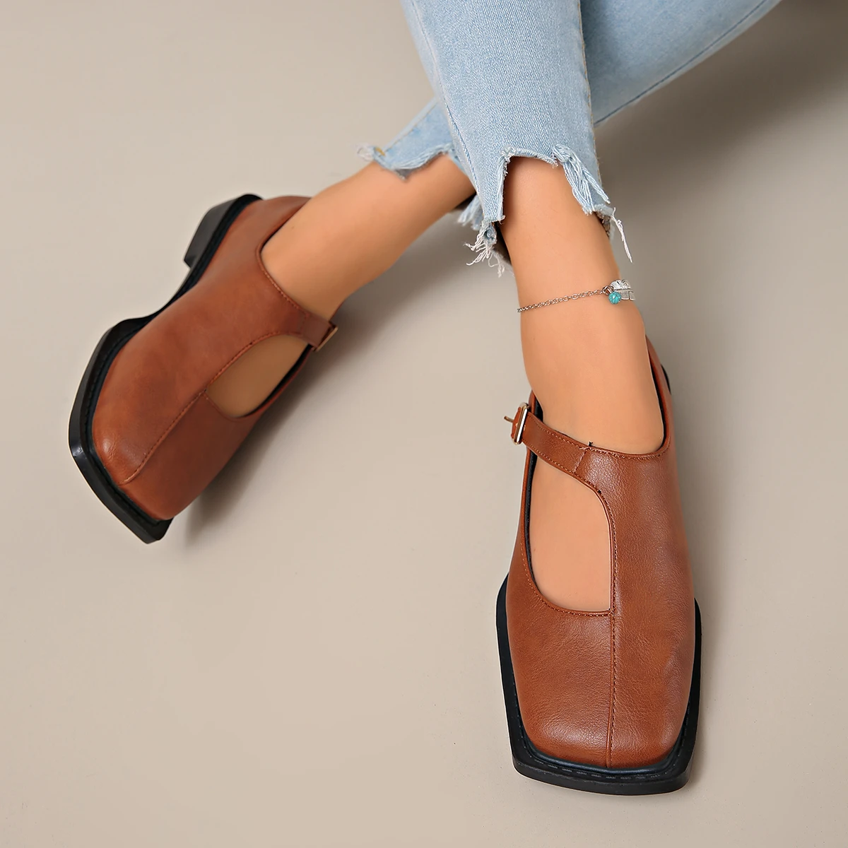 2026 Neue Retro Mary Jane Schuhe mit eckiger Zehenpartie, flache Schuhe mit einem Riemen und flachem Ausschnitt, britischer Stil, dickbesohlte Pendler-Damenschuhe