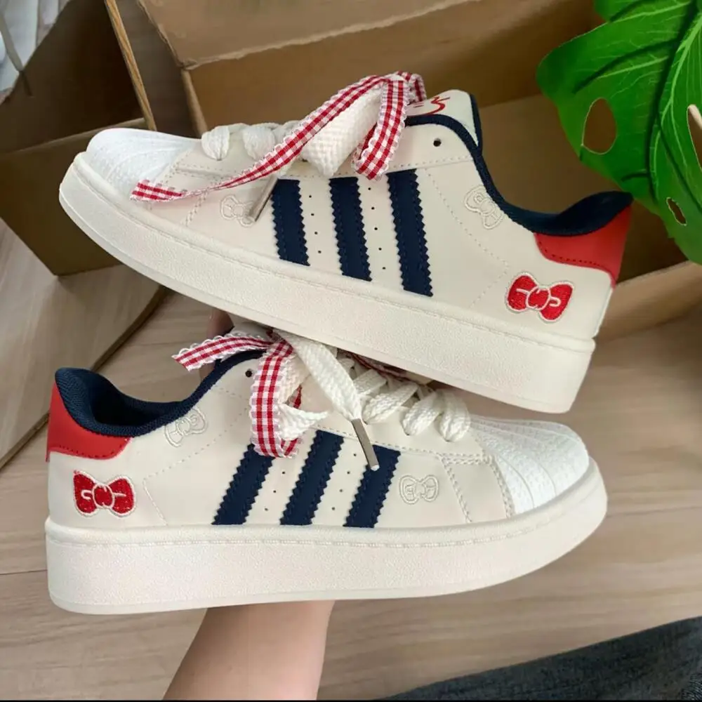 2026 Anime Sneakers Hello Kitty Freizeitschuhe Boardschuhe Süße Damen Sportschuhe Cartoon Niedliche Mädchen Studenten Schuhe mit Dicker Sohle