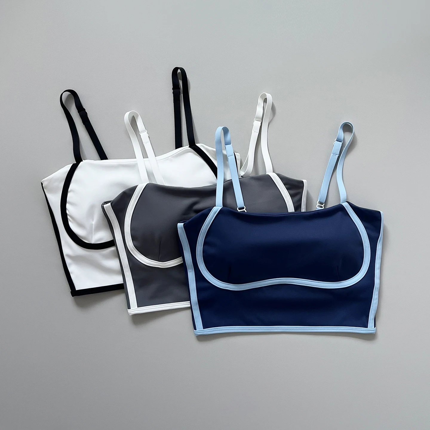 Nouveau débardeur de sport pour femme avec coussinets de soutien-gorge intégrés pour la course à pied, le yoga, le pilates et l'entraînement en salle de sport