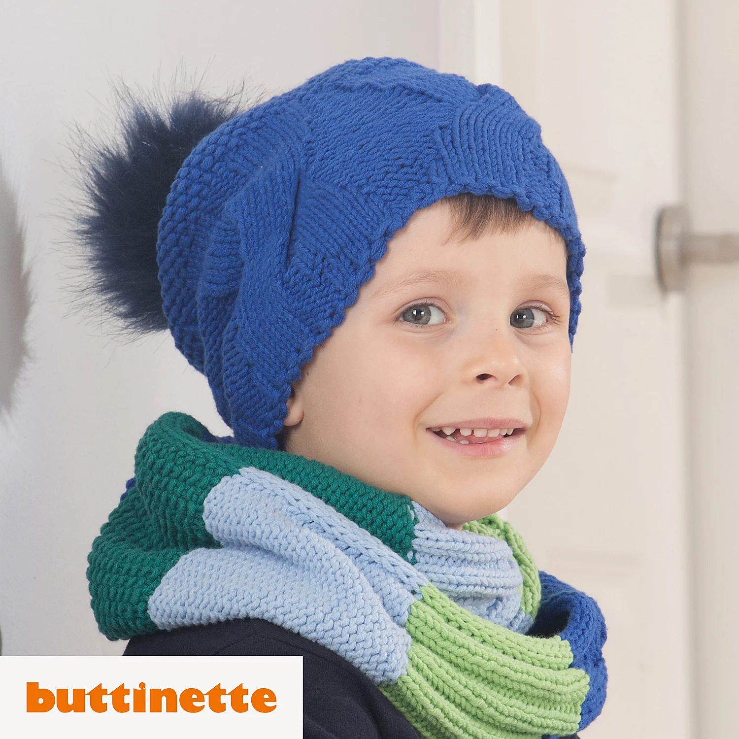 Strickanleitung – Bommelmütze mit Zopfmuster aus Woll Butt Lisa Image