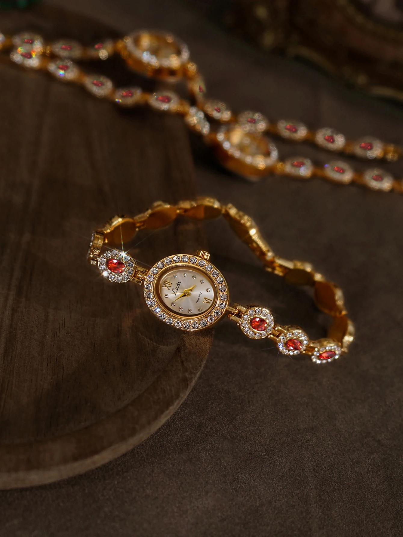 1 Stück neue hochwertige, smaragdgrüne Edelstein- und Strass-Intarsien, luxuriöse Retro-elegante Mode-Damenuhr, ovales Zifferblatt, 30 m wasserdicht, einfache, lässige Damenuhr, geeignet für den