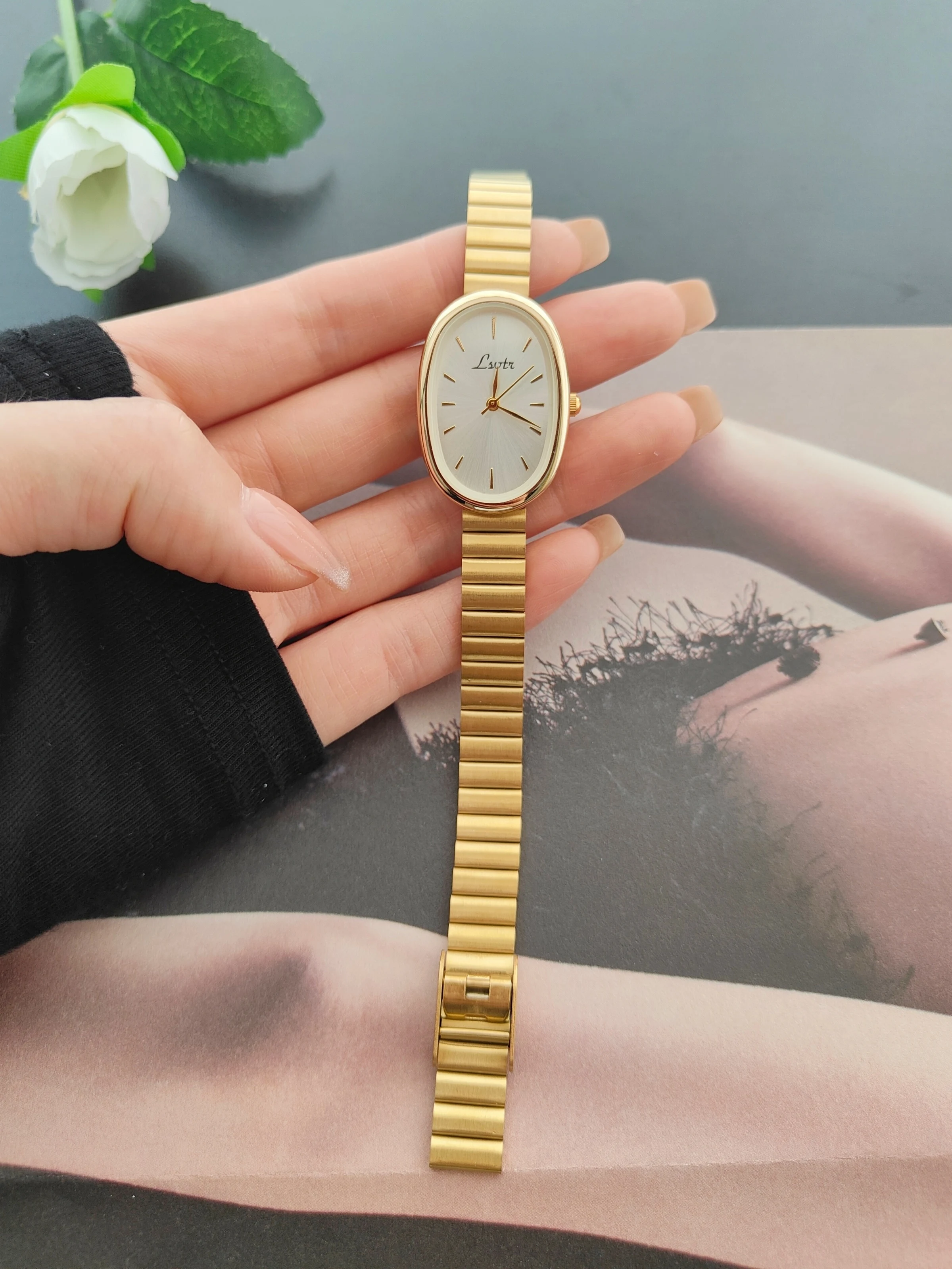 1-teilige neue Mode-Damenuhr mit goldenem Armband, Retro-Luxus-Mode, schlicht, elegant, zugänglich, luxuriös, elegant, vielseitige Uhr, Damen-Quarzuhr