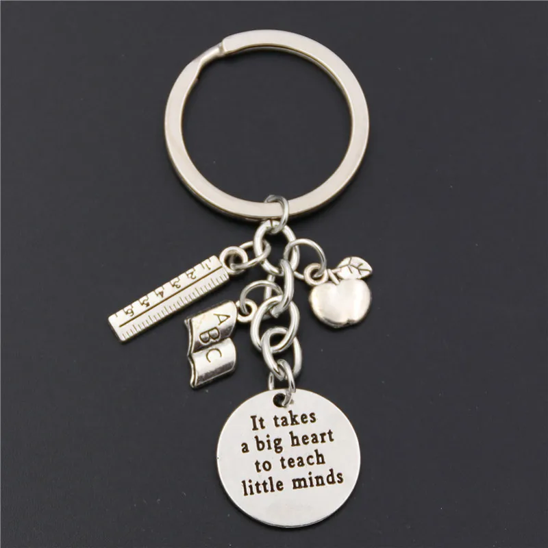 1 Stück Lehrer-Schlüsselanhänger. Es nimmt ein großes Herz, um kleine Köpfe zu lehren. Schlüsselanhänger, Schmuck als Geschenk zum Lehrertag Image
