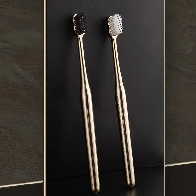 1/4/6 Stück luxuriöse weiche Zahnbürste für Erwachsene, Gold- und Silber-Mundbürste, elegante und sanfte Zahnbürste, Großhandel Drop Shipping Image