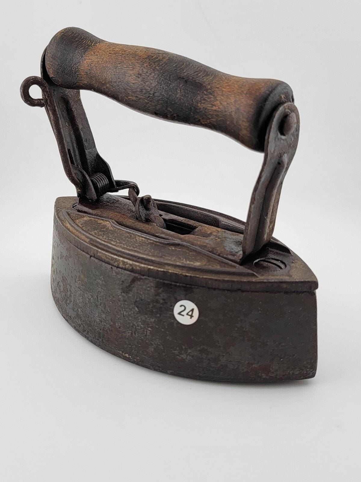 Raro ferro da stiro antico A C Williams Co Sad con manico staccabile. Ferro da stiro completo.