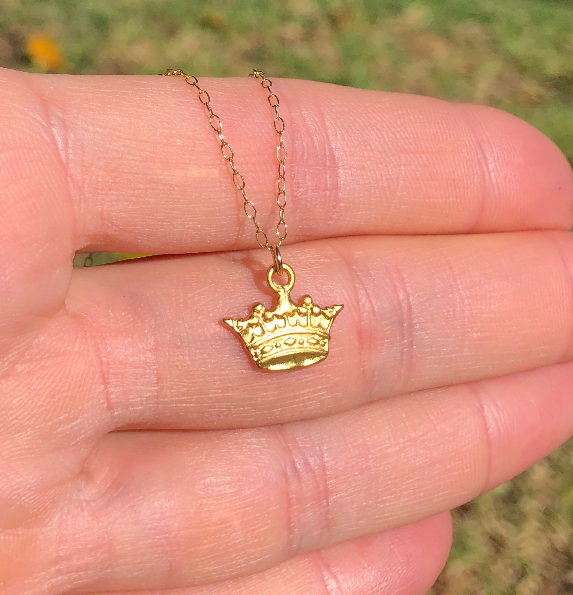 Collana con corona d'oro, ciondolo con corona da principessa, corona reale, collana con tiara, corona delicata, - una corona in vermeil d'oro 14k su c