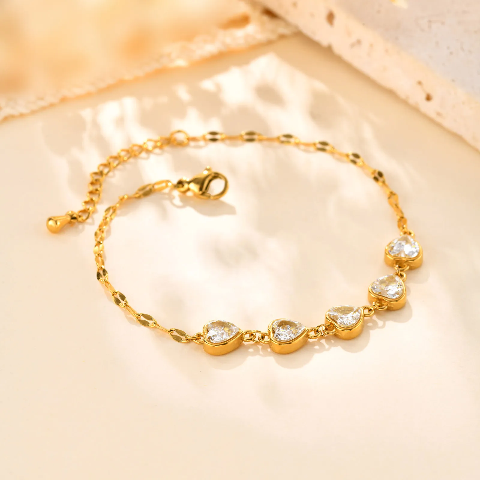 Bracciali da donna con ciondoli in oro placcato oro 18K in acciaio inossidabile con ciondoli di moda 5 zirconi con catena a forma di cuore PVD 18K bracciali con ciondoli in oro