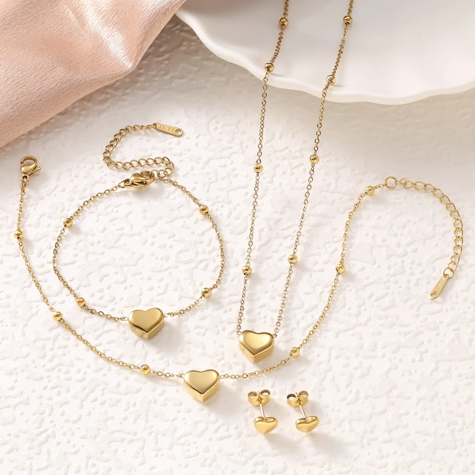 Set di Gioielli a Cuore in Acciaio Inossidabile 4 Pezzi all'Ingrosso Placcato Oro Collana con Ciondolo a Cuore Bracciale Cavigliera e Orecchini a Perno per Donne