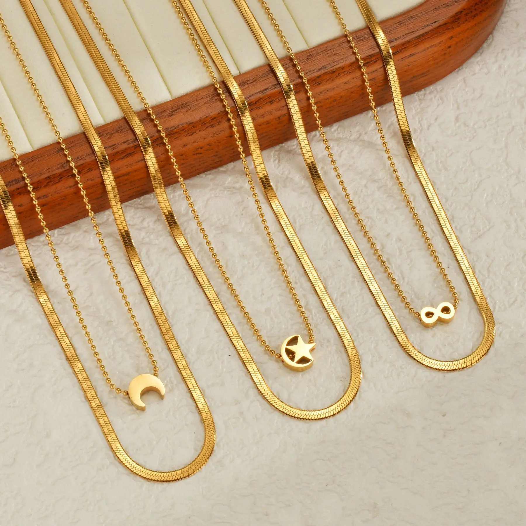 Collana girocollo a catena a catena in acciaio inossidabile placcato oro 18K semplice collana a catena con stella luna alla moda per donna