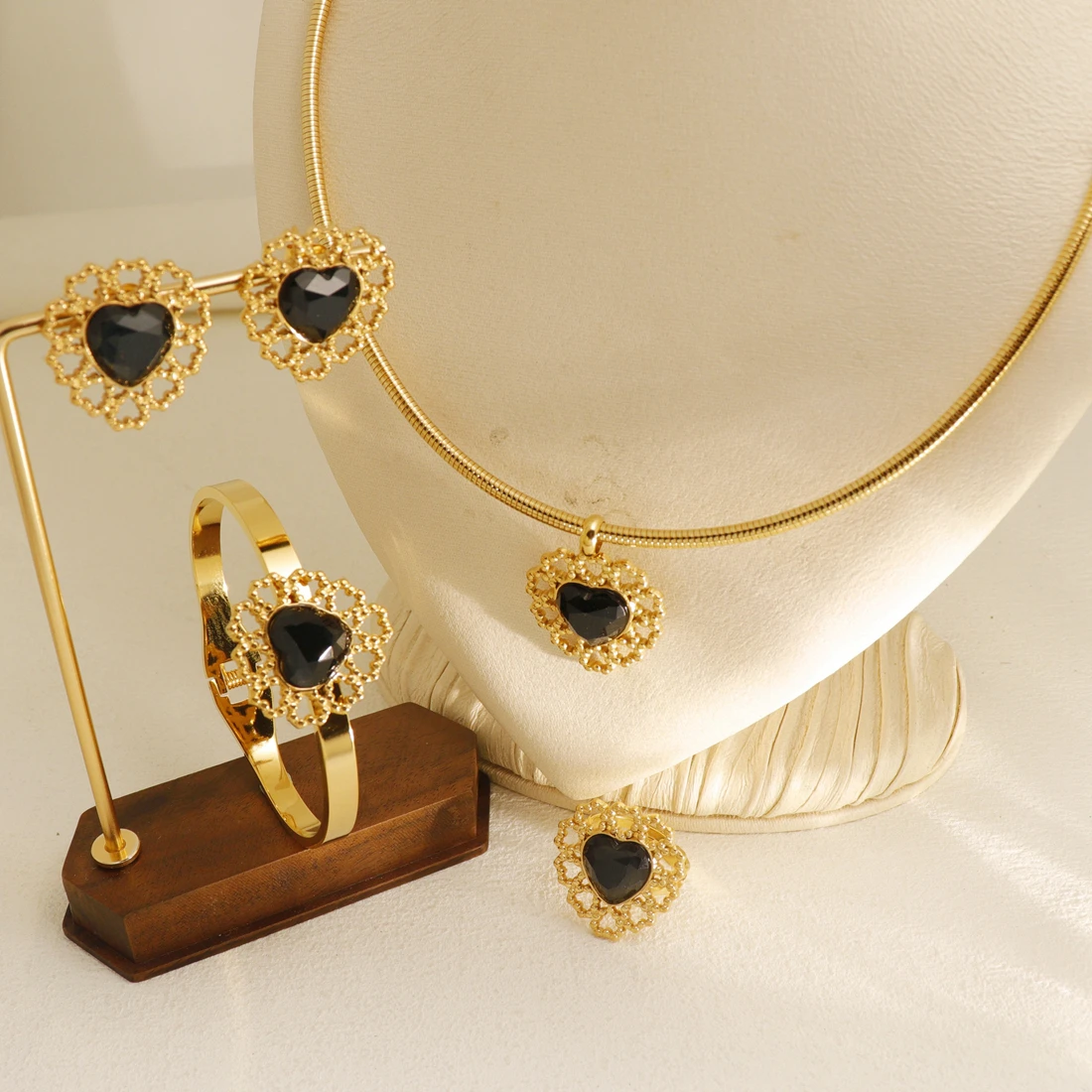 Commercio all'ingrosso 4 pezzi di vendita calda in acciaio inox Set di gioielli per le donne 18K placcato oro moda cuore collana orecchino matrimoni regali