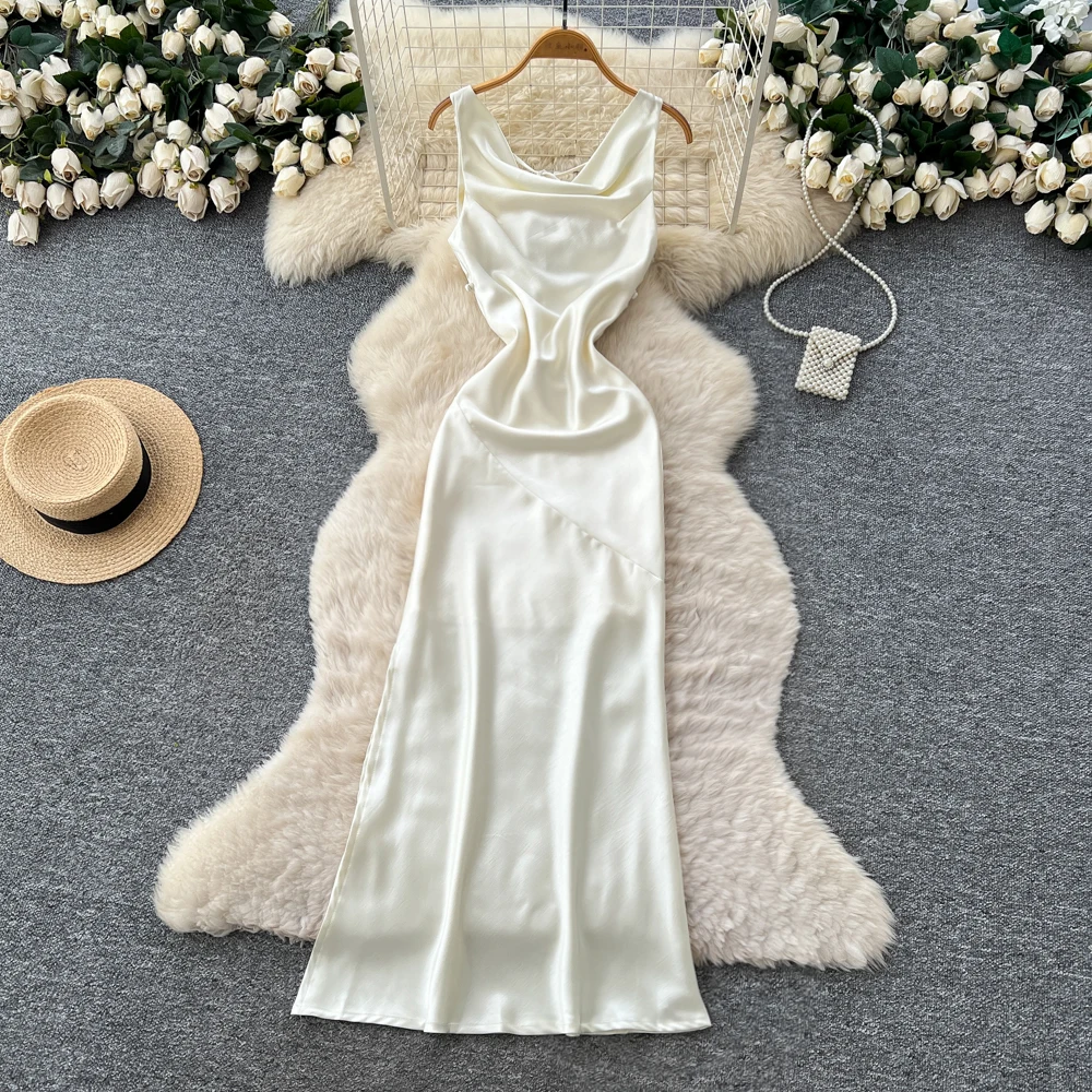 Abito lungo estivo elegante e casual da donna senza maniche con scollo all'americana e schiena scoperta in seta.