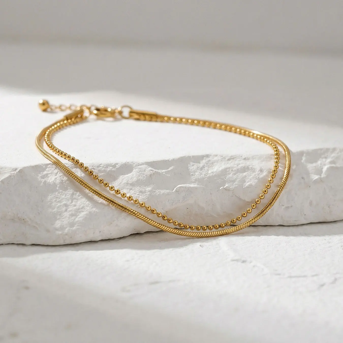 Bracciale a catena piatta a doppio strato in acciaio inossidabile placcato oro 18 carati con perline di riso impilabile alla moda per donna