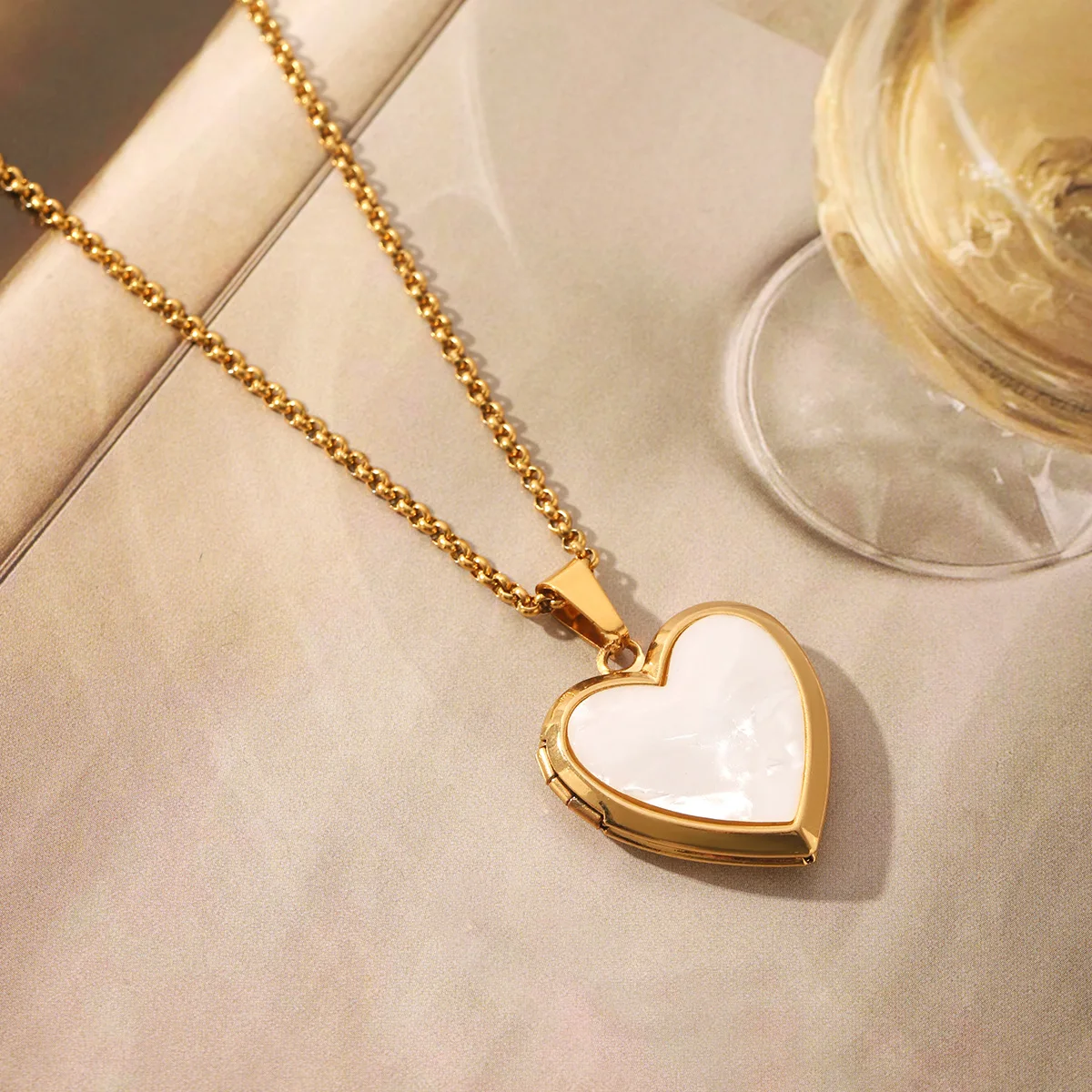 Collana a Forma di Cuore in Acciaio Inossidabile Placcato Oro 18K per Donne Collana con Ciondolo Semplice e Catena a Maglie Collana Classica